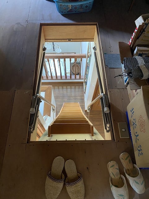 収納式ハシゴを固定階段にリフォーム