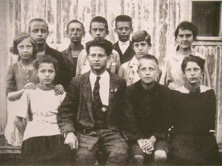 Otto Felix Kanitz mit den Vertrauensleuten der Gmünder Kinderrepublik