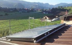 Solarthermie Aufdach Anlage von bern.solar - Alurahmenkollektoren