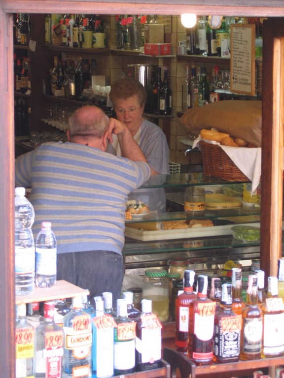 um die Ecke in der kleinen Bar