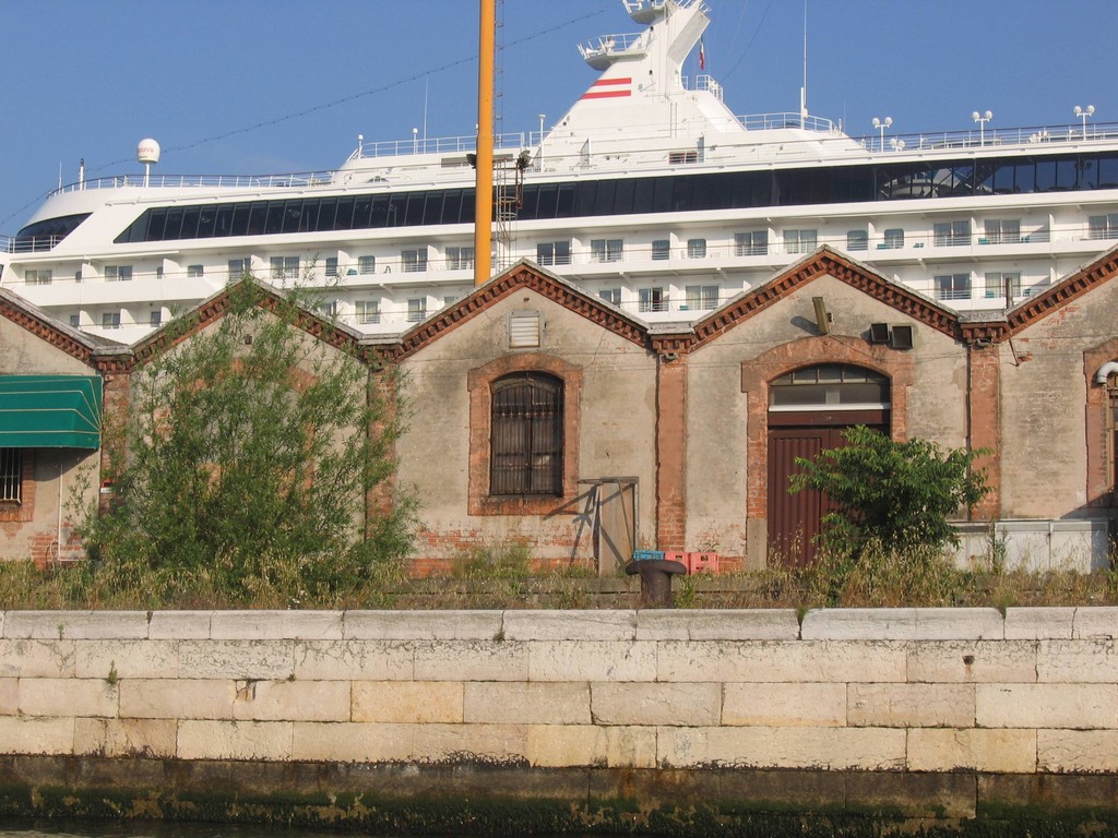 Hinter den Häuschen