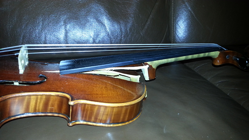 Geige Totalschaden, herausgebrochener Hals, zersplitterte Decke