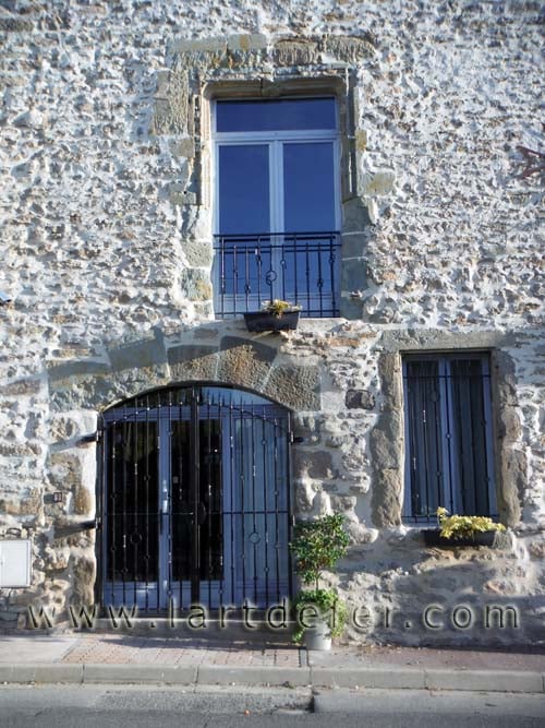 Façade avec garde corps et grilles