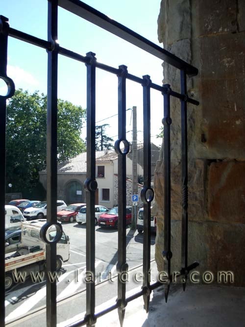 Détail garde-corps de fenêtre motifs cercles forgés