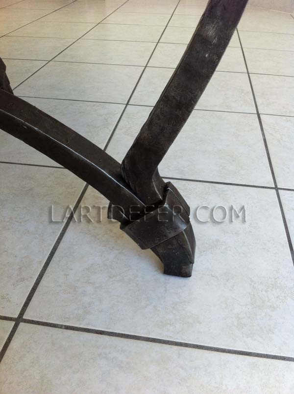 Détail de l'assemblage du peid de table