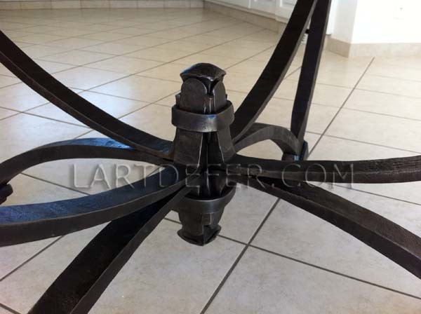 Détail de l'assemblage du peid de table