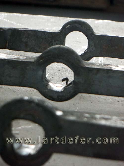 Détail des trous renflés