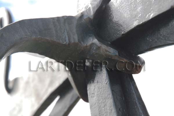 Détail de croix occitane par Boris Klein, l'art de fer Lézignan Corbières