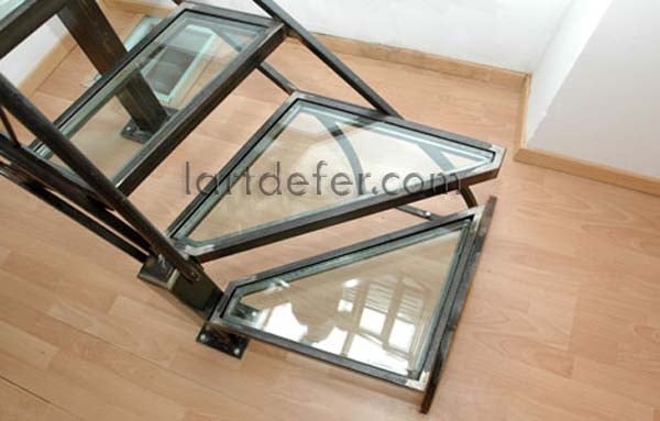 Marches en verre et cadre en acier