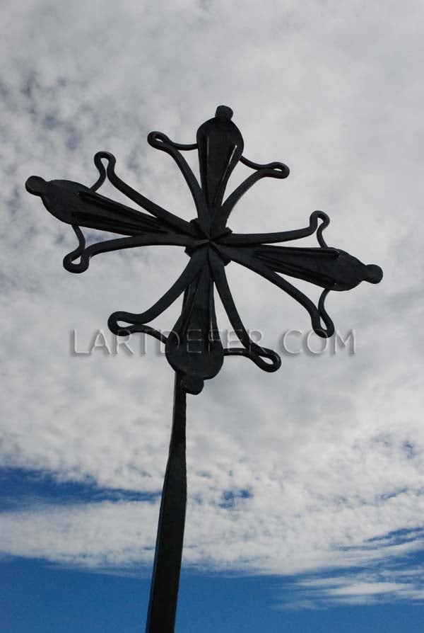 Croix occitane par Boris Klein, l'art de fer Lézignan Corbières