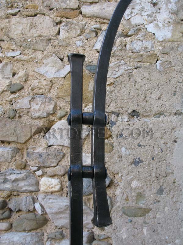 Assemblage par trous renflés et rivets à chaud