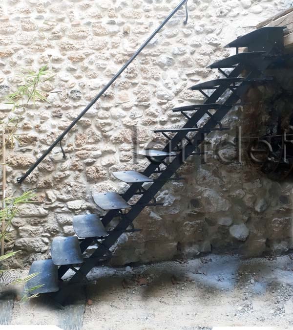 Escalier droit d'extérieur marches en acier