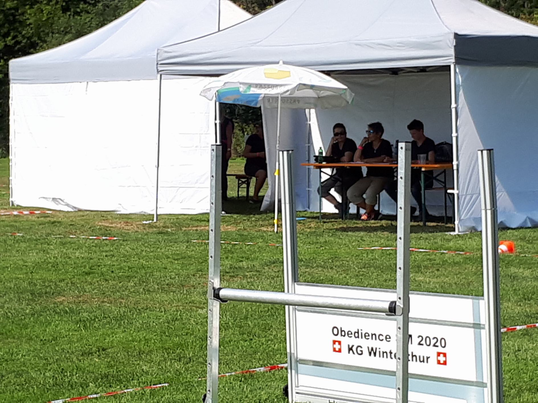 Es war heiss im Zelt für die Helfer!