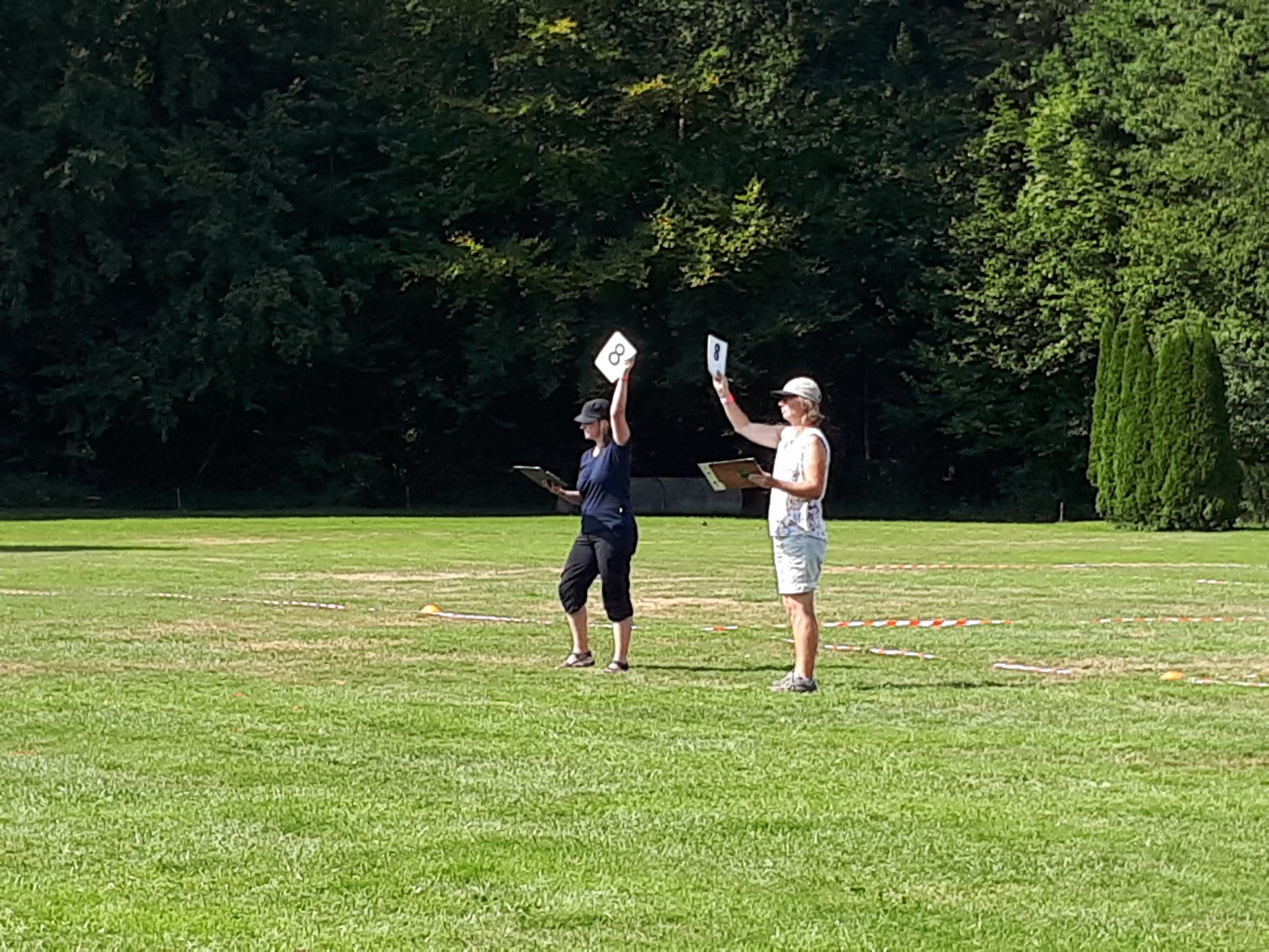 Die Richterinnen Nadine Hess und Svea Balke.