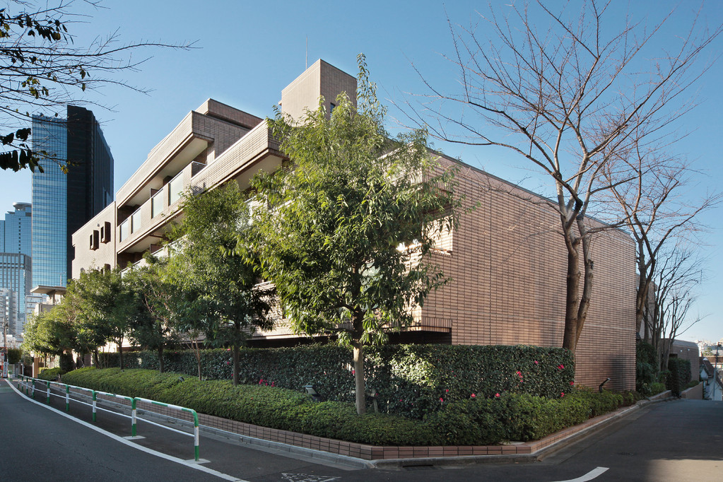 東側外観　借景副都心ビル群