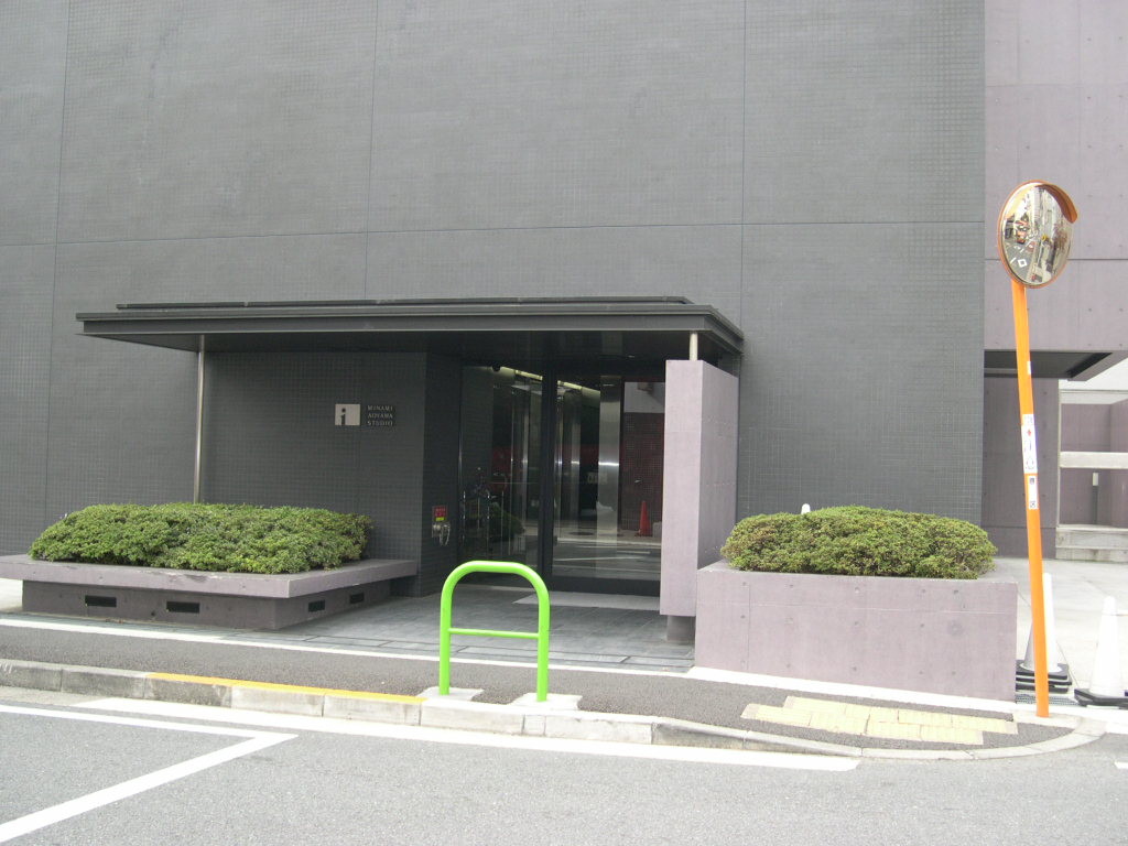 スタジオ正面エントランス