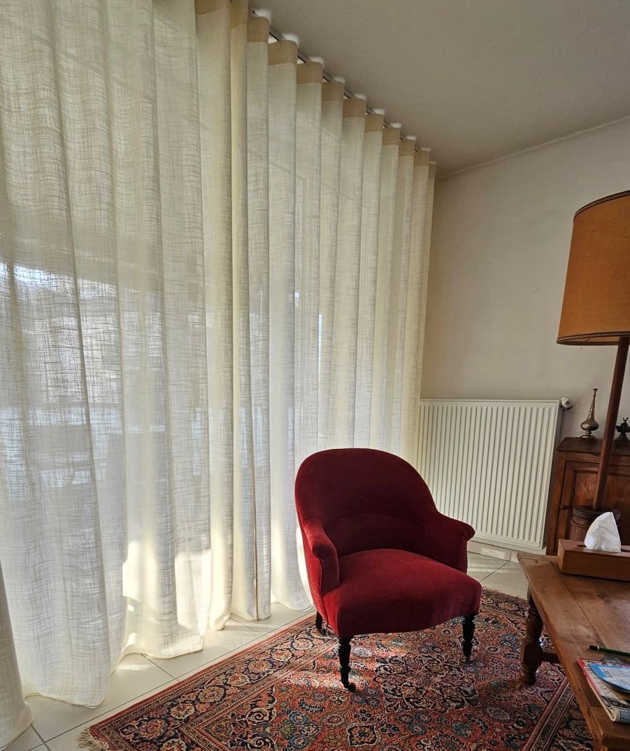 L’art de l’adaptation : Élégance et sur-mesure avec le rail coudé 📐✨