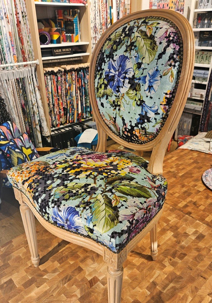 L’art du traditionnel : La renaissance d’une chaise médaillon 🛠️✨