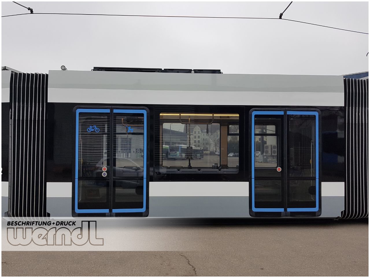 Gebots- und Verbotskennzeichnung an den Türen