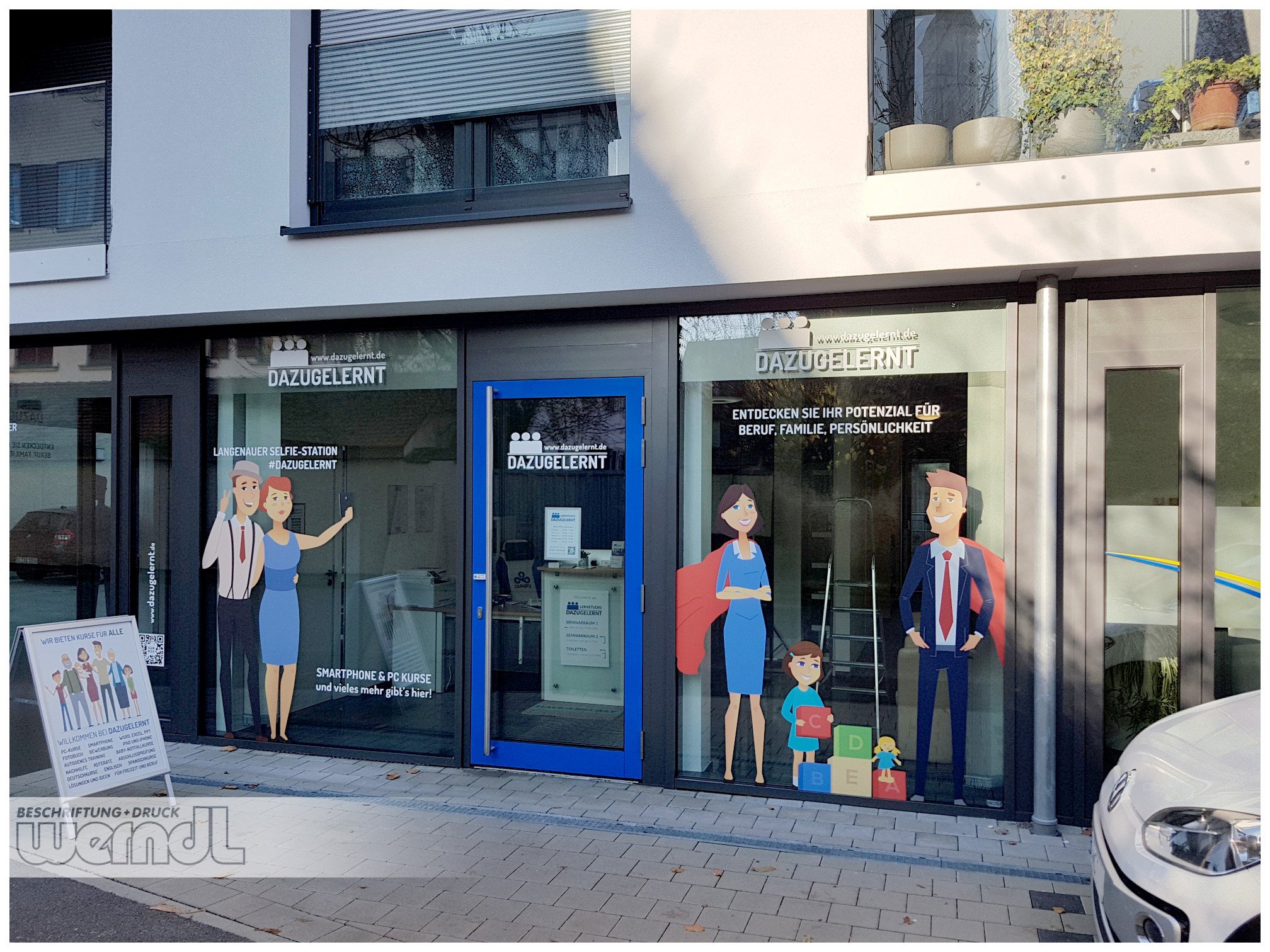 Dazugelernt in Langenau mit neuer Schaufenstergestaltung.