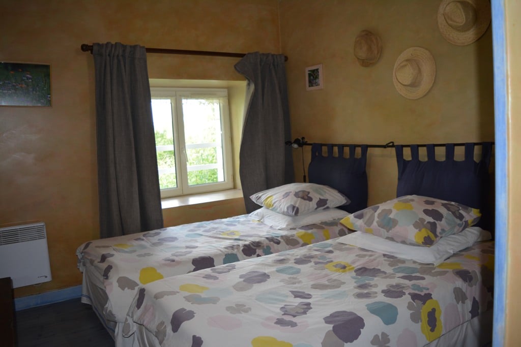 Chambre avec 2 lits de 90 côté mare