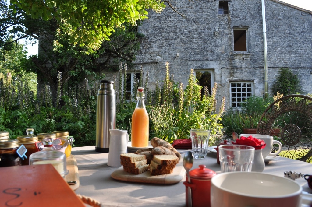 petit déjeuner bio maison d'hôtes de sainte megrine coulon