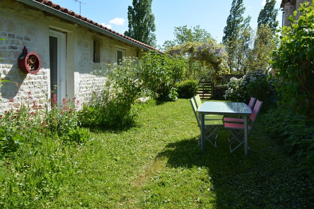 Jardin ensoleillé et ombragé