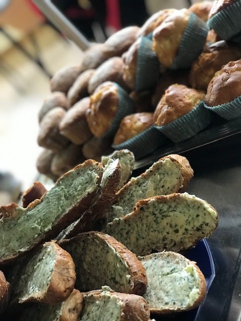 Gesundes Paussenbrot in der Schule Oberthulba - Kräuterstangen