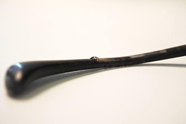 その削り取った部分にアセテートのクリア生地を溶かしたものを盛りつけます