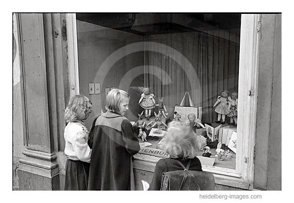 Archiv-Nr.  h4531_17 / Kinder vor der Schaufensterauslage Kaufhaus M. Kochenburg