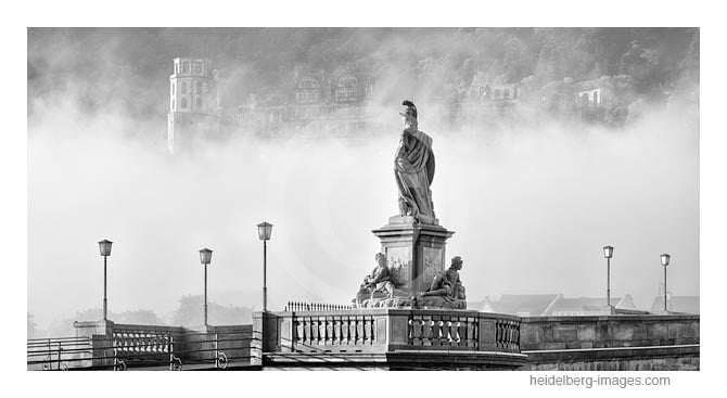 Archiv-Nr. h2016117 Version | Alte Brücke und Heidelberger Schloss im Morgennebel