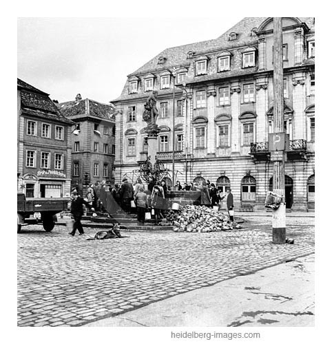 Archiv-Nr. h4512_9 / Wasserbeschaffung am Herkulesbrunnen Ostern 1945