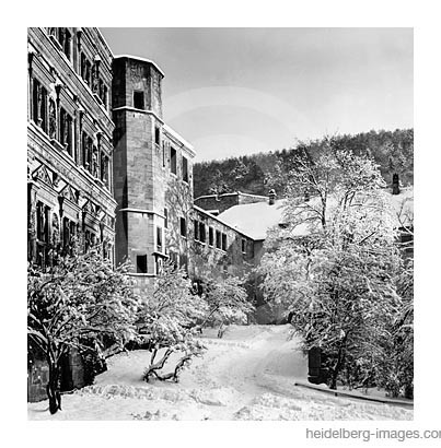 Archiv-Nr. h65/54 / Verschneiter Schlossinnenhof