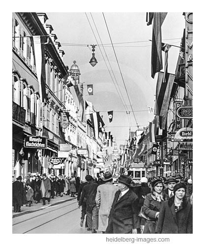 Archiv-Nr. hr205 / Hauptstrasse mit Hakenkreuz-Fahnen