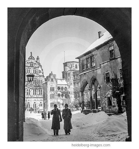 Archiv-Nr. 9/8 Blick vom Torbogen in den verschneiten Schlossinnenhof