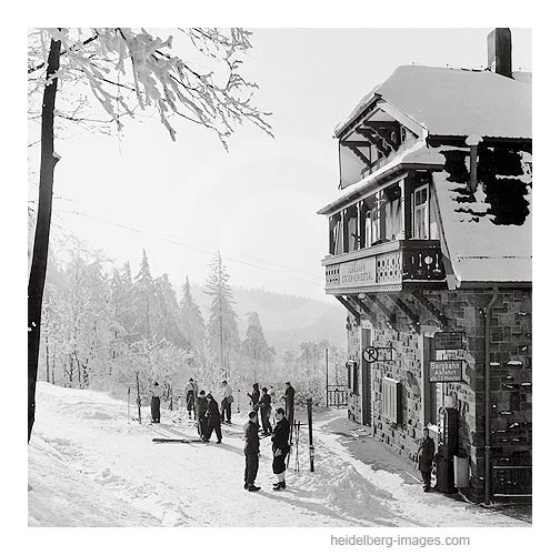 Archiv-Nr. h12/6 / Skifahrer an der verschneiten Bergbahnstation