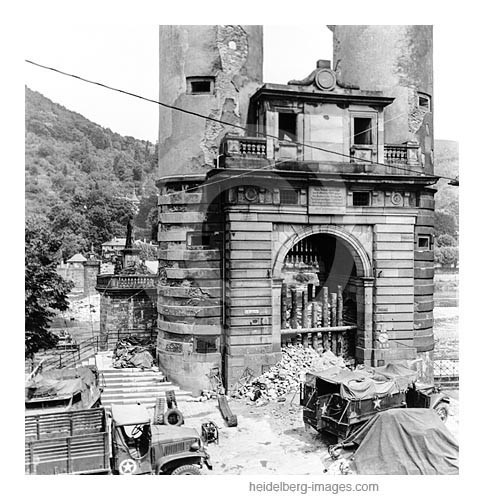 Archiv-Nr. h4512-4 / Alte Brücke mit Panzersperren