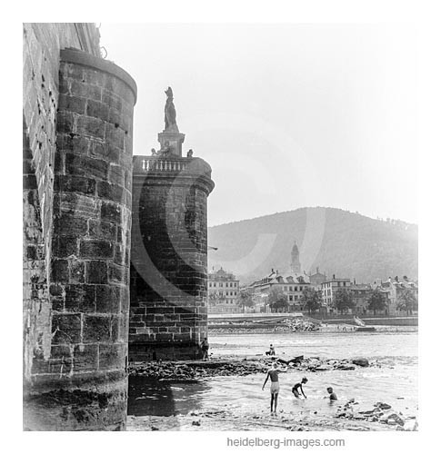 Archiv-Nr. h4539-12 / Kinder suchen kleine schätzen am abgelassener Neckar an der Alten Brücke