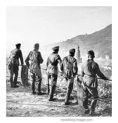 Archiv-Nr.  hr172 / Soldaten der Wehrmacht blicken auf die Heidelberger Altstadt 