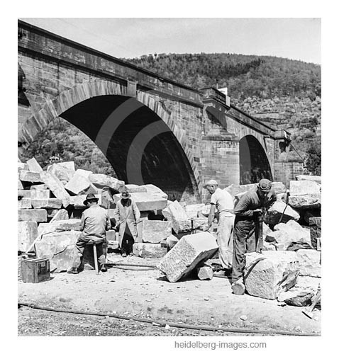 Archiv-Nr. h4544-1 / Steinmetze beim Wiederaufbau der Alten Brücke