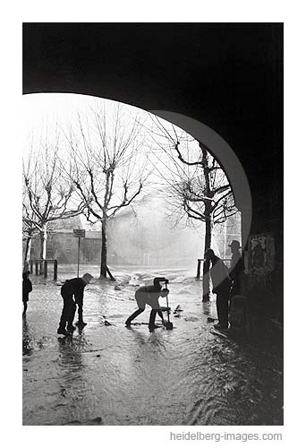 Archiv-Nr. H4532-15 / Hochwasser unter der Alten Brücke