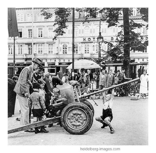 Archiv-Nr. hr259 / Waffenvorführung der Wehrmacht auf dem Bismarkplatz