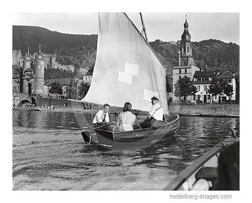 Archiv-Nr. h3021 / Studenten bei einer Bootsfahrt vor der Alten Brücke 1927