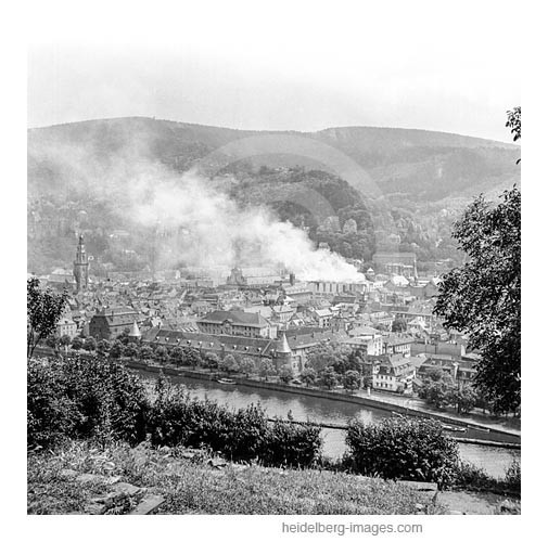 Archiv-Nr. h29_1 / Blick vom Philosophenweg auf den Brand der Neuen Universität 16. Juni 1948