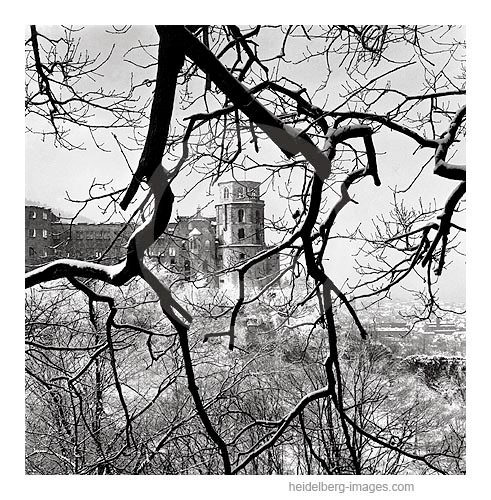 Archiv-Nr. h4575 / Blick durch Baumäste auf verschneites Schloss