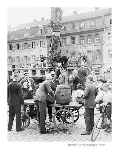 Archiv-Nr. h3042 / Studenten feiern am Marktplatzbrunnen