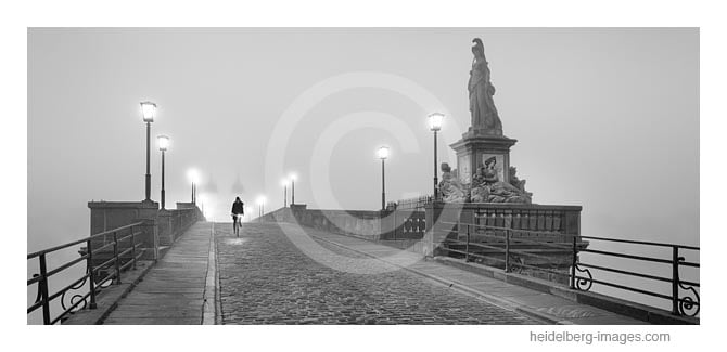 Archiv-Nr. h2019146 |  Alte Brücke im Nebel