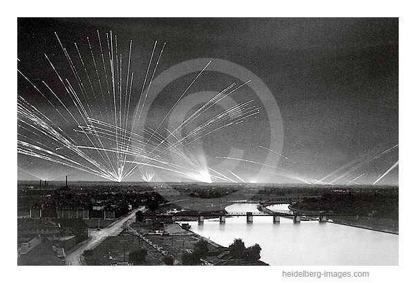 Archiv-Nr. hr21_57 / Flakscheinwerfer über Mannheim 