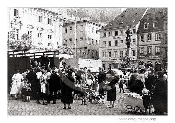 Archiv-Nr. hr129 / Brotverteilung vor dem Rathaus