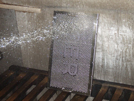 ②高圧洗浄します。